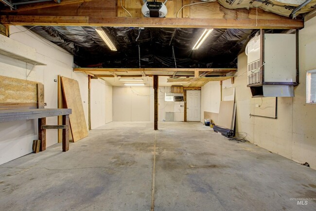 Building Photo - 2BR/1BA Pet Friendly House with Shop and Y...