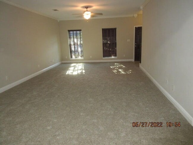 Building Photo - Beautiful 4 Bedroom in Navarre!