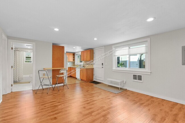 Building Photo - 3BD/1BA First-Floor Unit in West Oakland Duplex – All Utilities Included | $2,999/mo