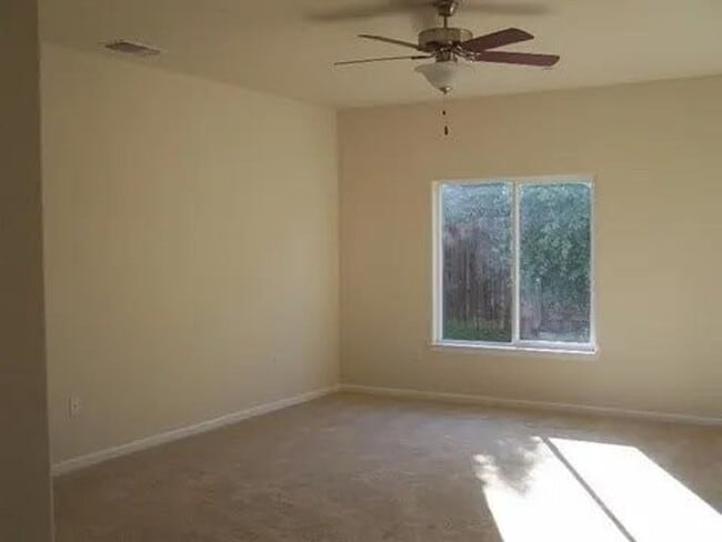 Building Photo - 4 bedroom, 2 bath SOLAR house with a bonus room