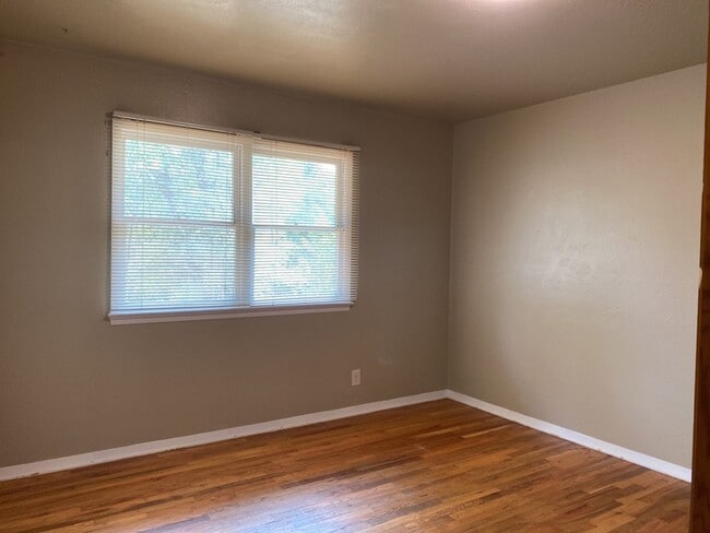 Building Photo - STUDENTS WELCOME! Ranch Home w/ Finished Basement, Fenced Yard and Two Kitchens