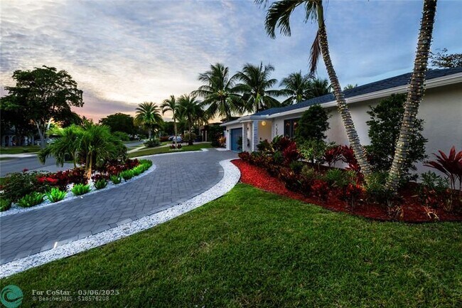 Building Photo - 3255 Lakeview Blvd
