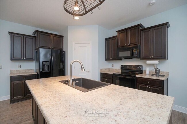 Building Photo - 8753 Bradfield Dr