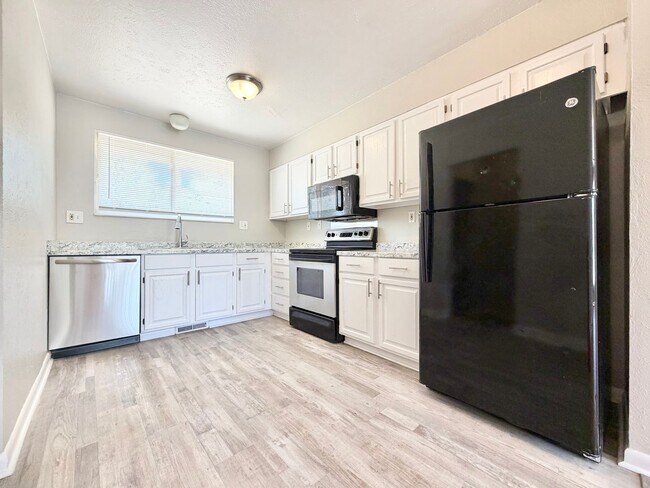 Building Photo - Bright and Spacious Lakewood Duplex Available for Immediate Rental!!!