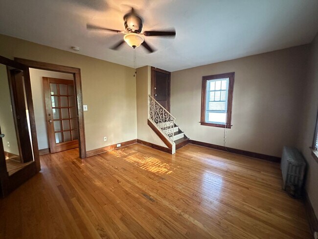 Building Photo - Gigantic 5 bedroom home on the NW side of ...