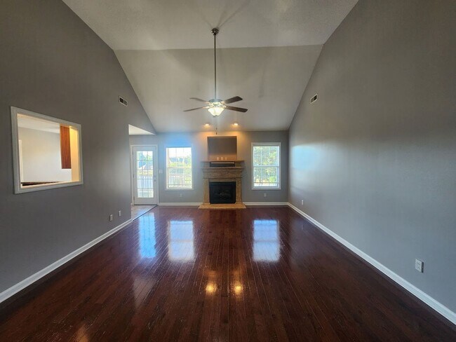 Building Photo - $2500 - 5 Bedrooms 3 Baths + Bonus Room