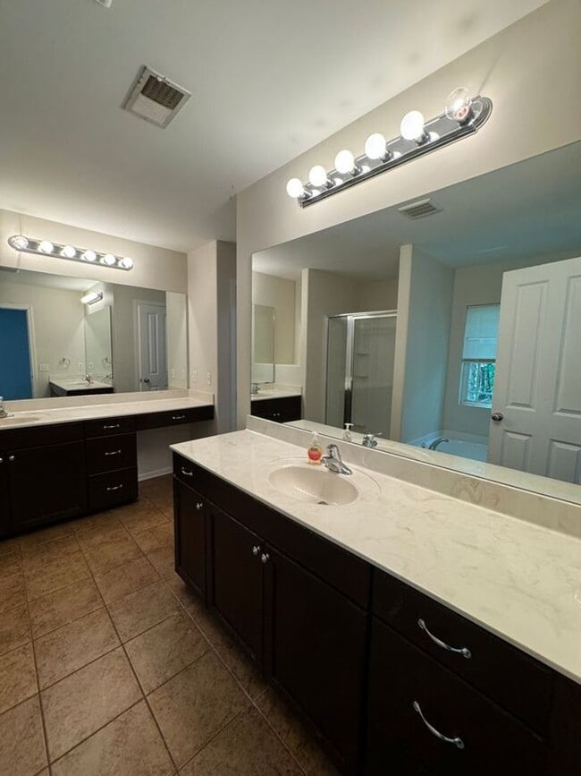 Building Photo - 670 Summer Hill Way