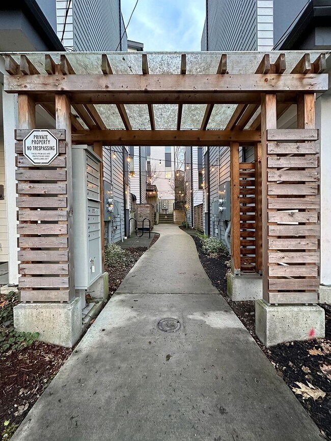 Building Photo - 3bd/2ba Seattle Townhome