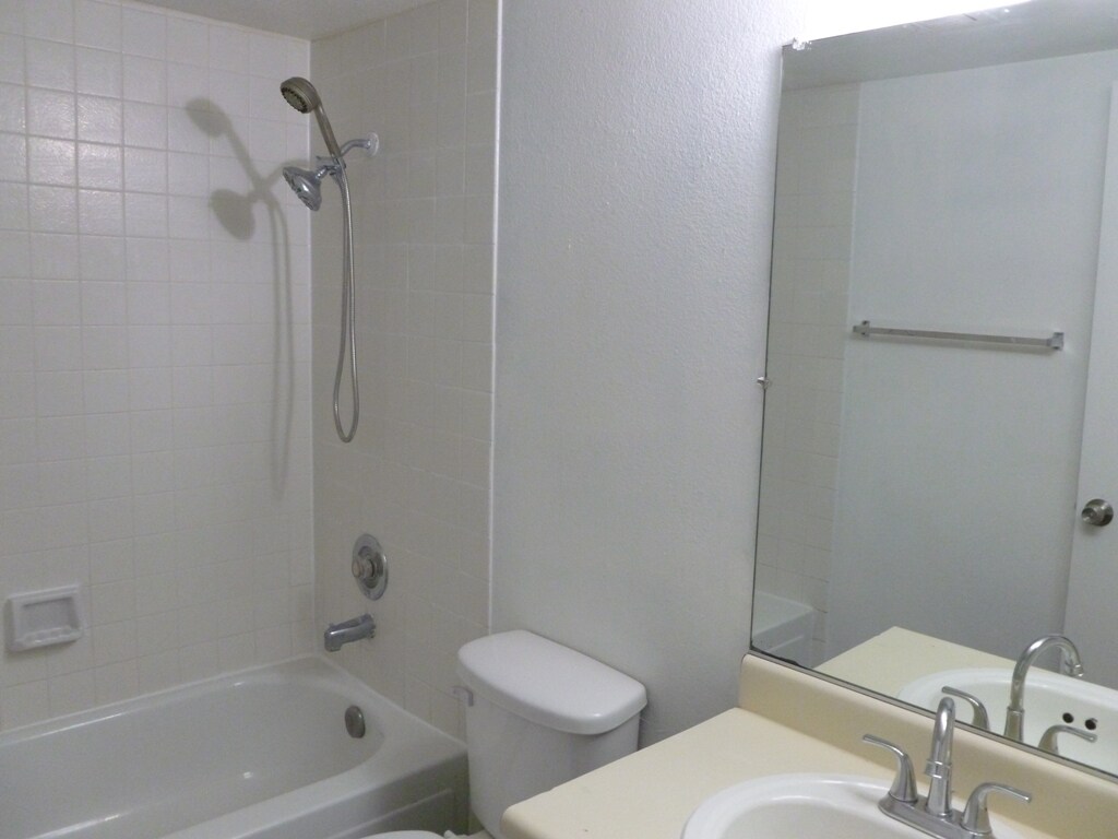 Building Photo - 2695 Jennydiane Dr