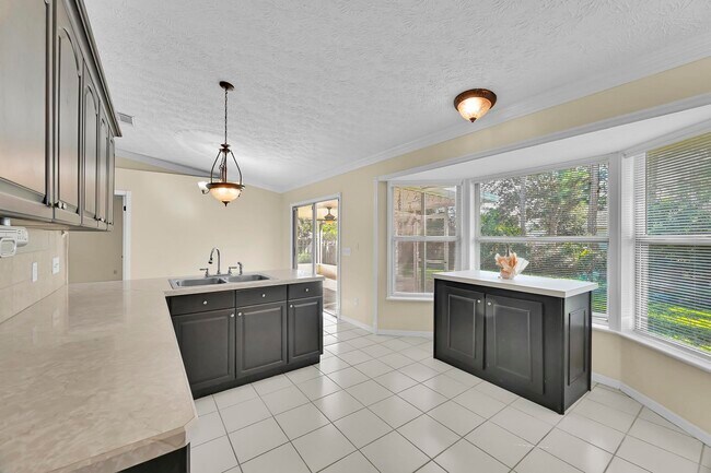 Building Photo - 462 NW Sherbrooke Ave