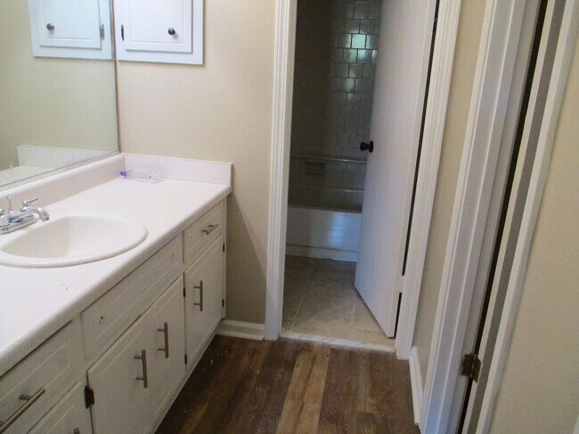 Building Photo - Updated townhome in West Augusta