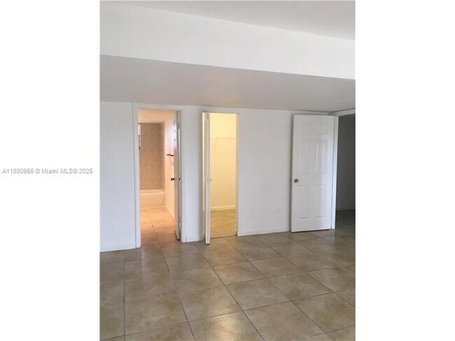 Building Photo - 9359 Fontainebleau Blvd