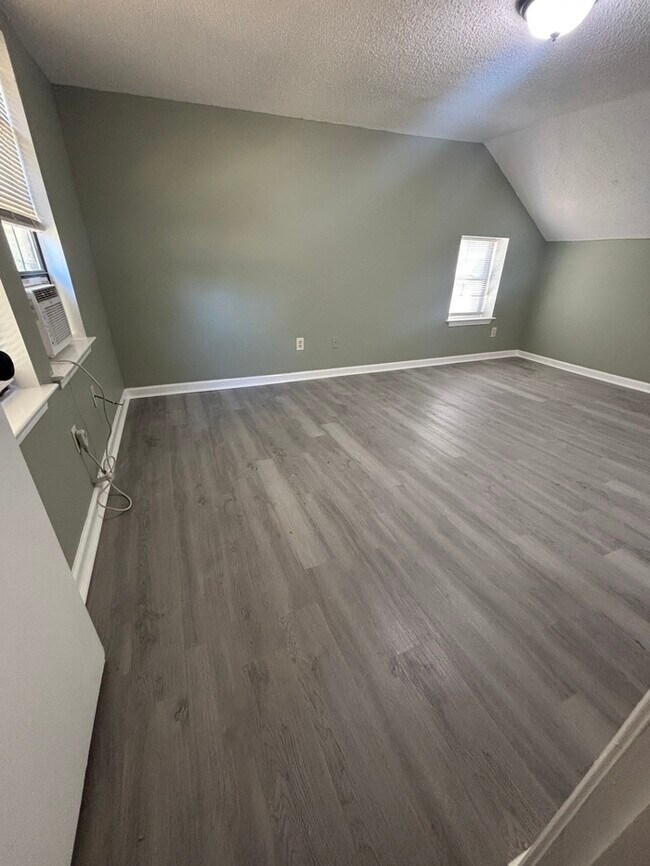Building Photo - GORGEOUS 4 bedroom/ 3 bathroom HOME, SPACI...
