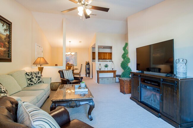 Building Photo - Well-maintained Pensacola Condo with Community Pool & Central Location