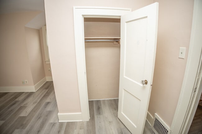 Building Photo - 927 E Dunklin St