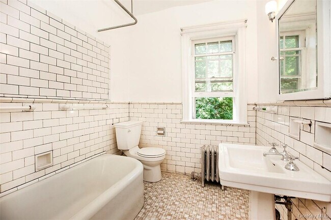 Building Photo - 568 W 261st St