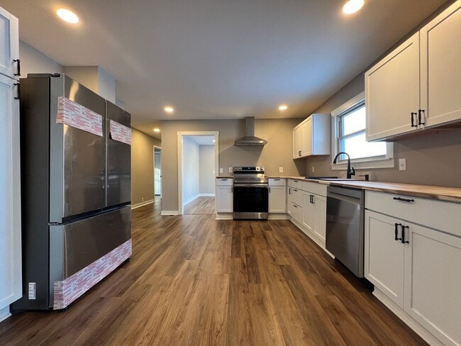 Building Photo - Remodeled Single Level 3 Bed, 2 Bath Home w/ 1 Car Garage