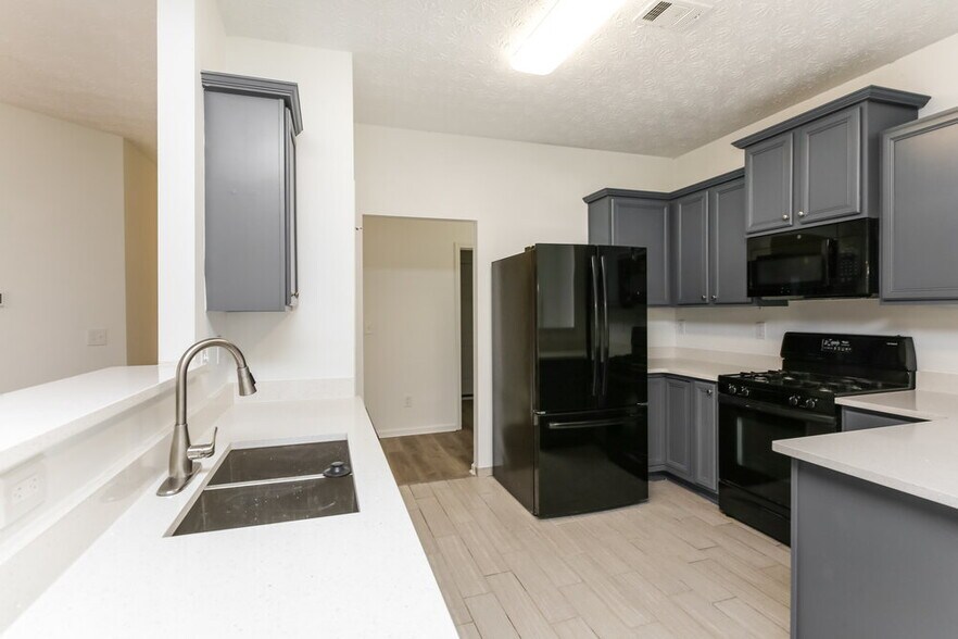 Building Photo - 610 Clairidge Ln SW