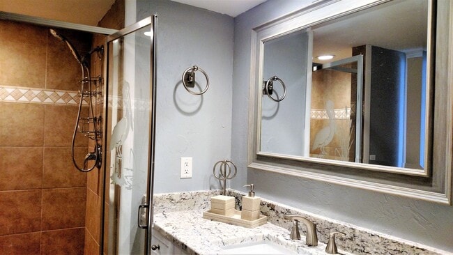 Building Photo - Seasonal Short-Term 2-Bedroom 2-Bathroom Condo located on Venice Island!