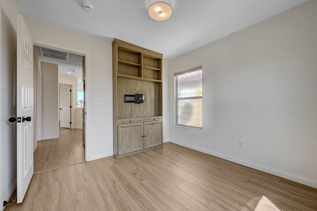 Building Photo - Stylish Tri-Level Home/Tandem Garage in Henderson
