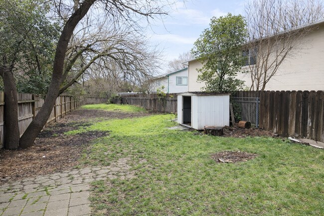 Building Photo - Huge Three Bedroom Townhouse with Garage and Backyard!