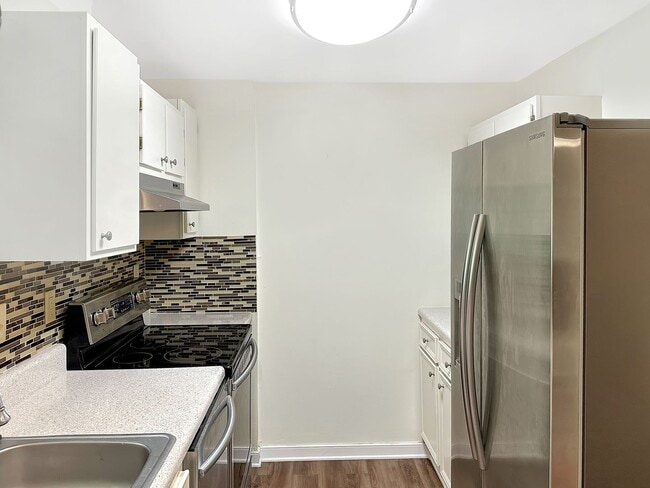 Building Photo - Brilliant 3 Bed 1.5 Bath Townhome in Great...