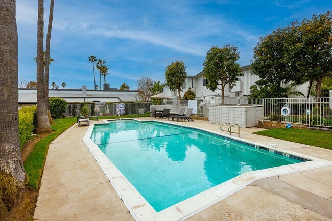 Building Photo - Upgraded Newport Beach Townhouse in Park Lido!