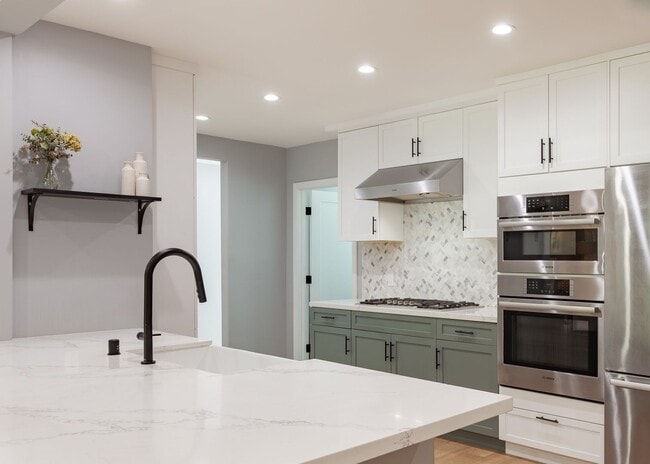 Building Photo - *Unfurnished* Gorgeous 4-Bed Oasis with Po...