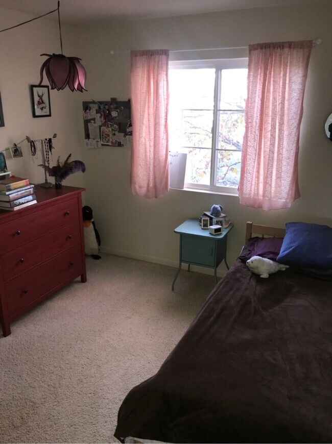 Building Photo - Fantastic 2 Bedroom 2.5 Bath Available September 1st