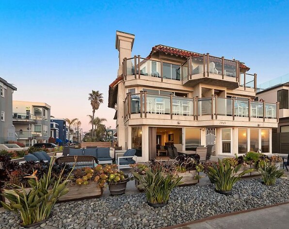 Building Photo - 2965 Ocean Front Walk