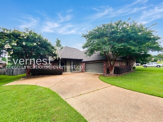 Building Photo - 3 Bed/2 Bath Home with Fenced Yard & Garage / Pet-Friendly / Available Now!