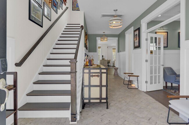 Building Photo - Impressive 4 bedroom home + office with el...
