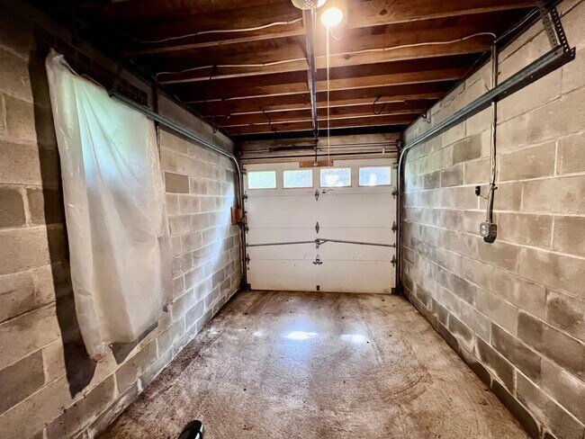 Building Photo - STUNNING home with fully finished BASEMENT!!!