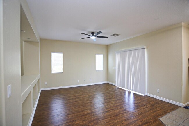 Building Photo - 512 E Rainbow Dr