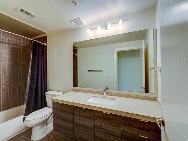 Building Photo - 604 N Bluff Dr