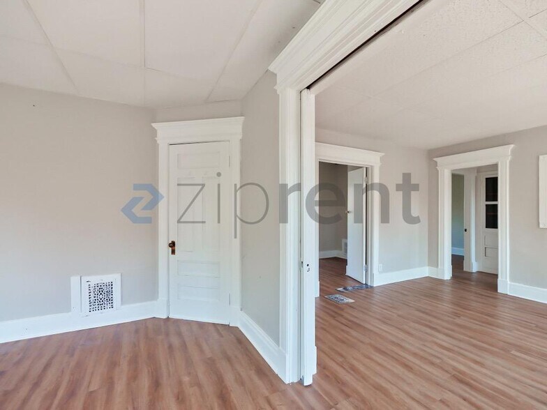 Building Photo - Unit 2