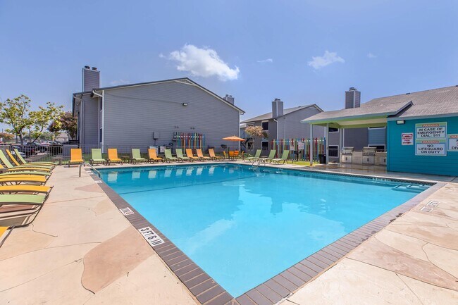 Building Photo - Villas de la Plaza