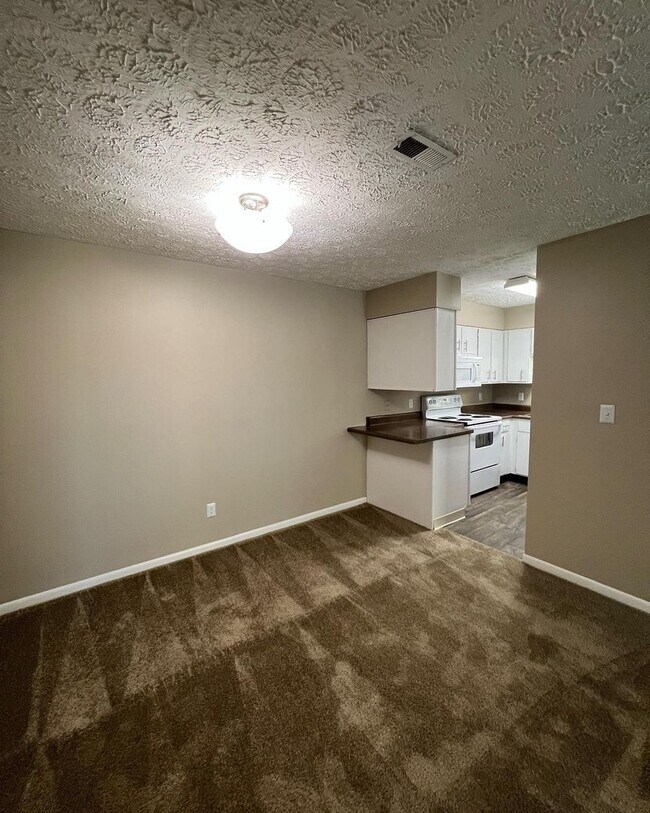 Building Photo - Spacious One Bedroom Apartment with W/D Connection!