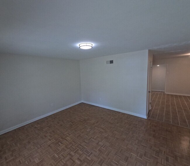 Building Photo - Spacious 5BR/2BA Rental with Bonus Living Space & Great Location