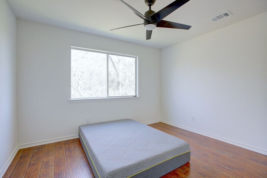 Building Photo - 450 Shady Bluff Dr