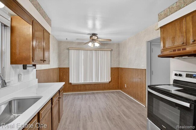 Building Photo - 7420 Drexel St
