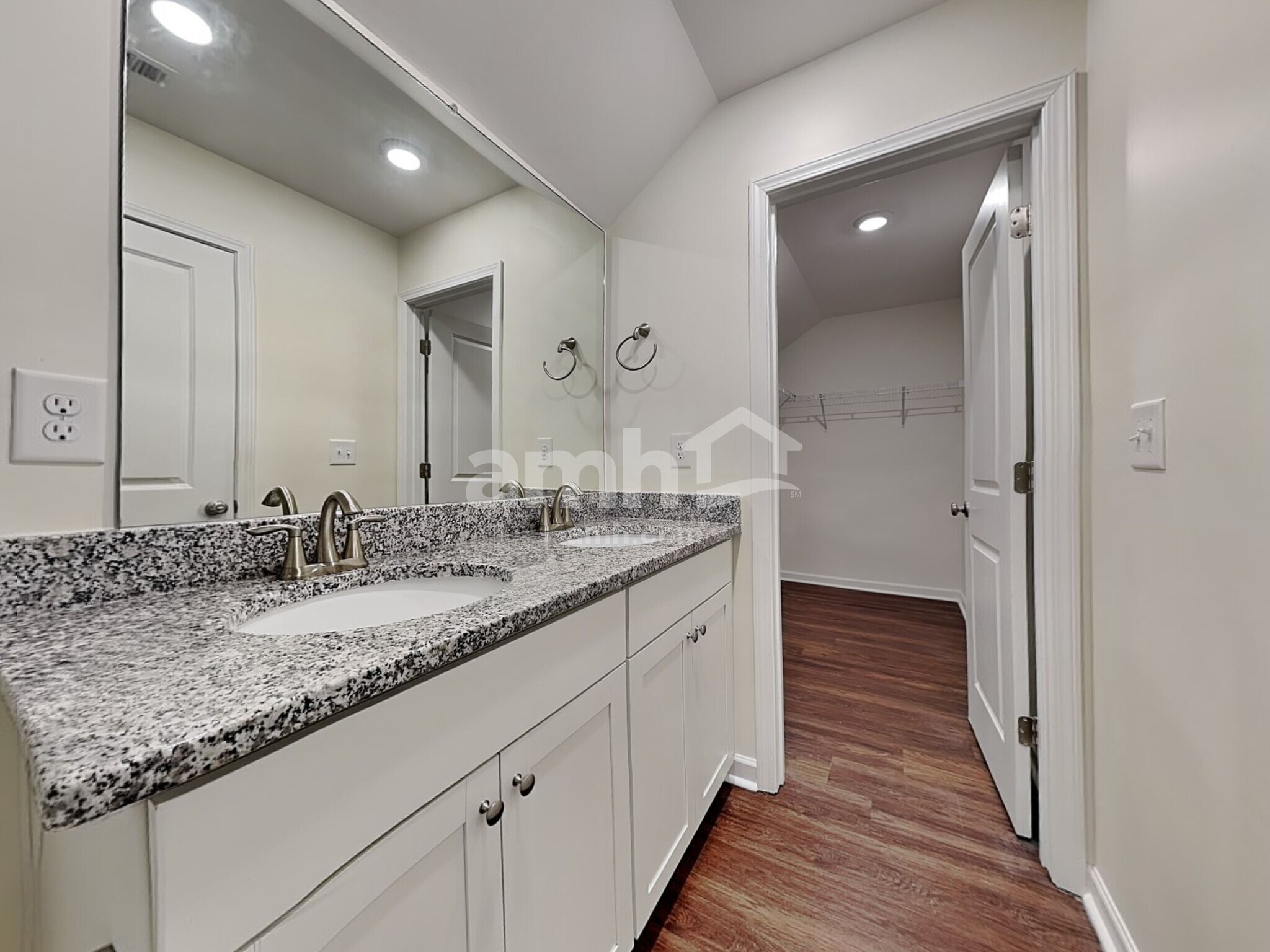 Building Photo - 553 Camp dr