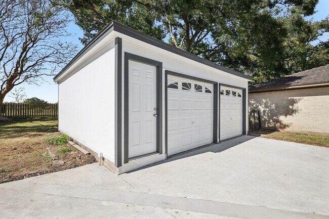 Building Photo - 15322 Torry Pines Rd