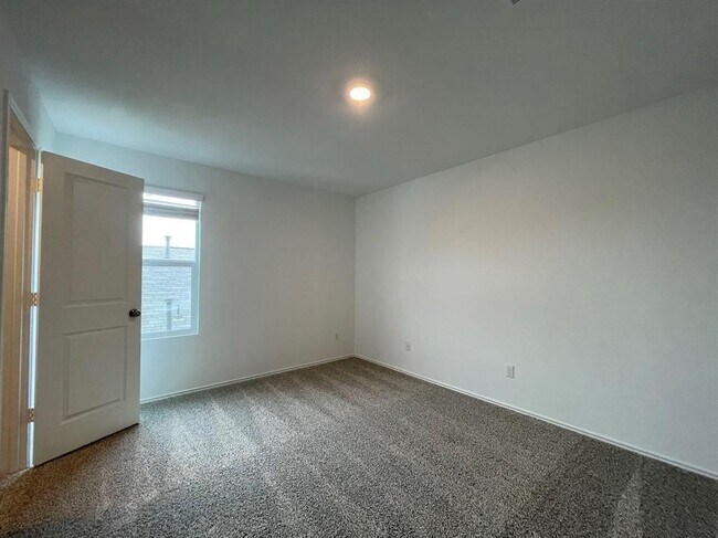 Building Photo - 433 Sebring Cir