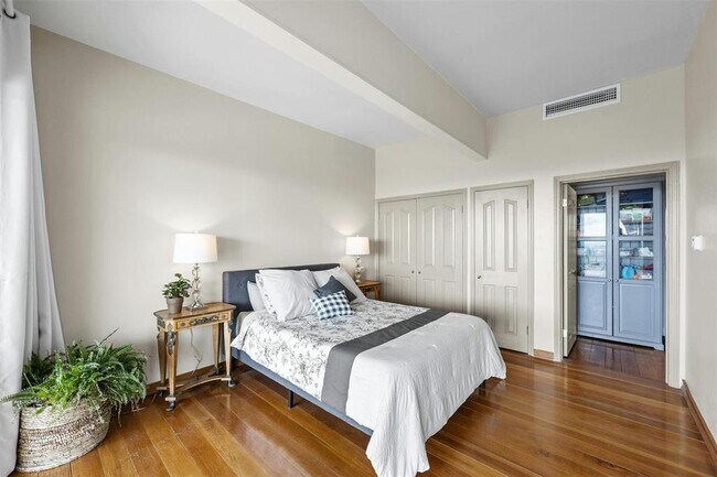 Building Photo - 8517 Grandview Dr