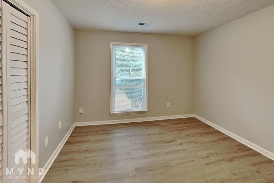 Building Photo - 3047 Brook Hollow Dr