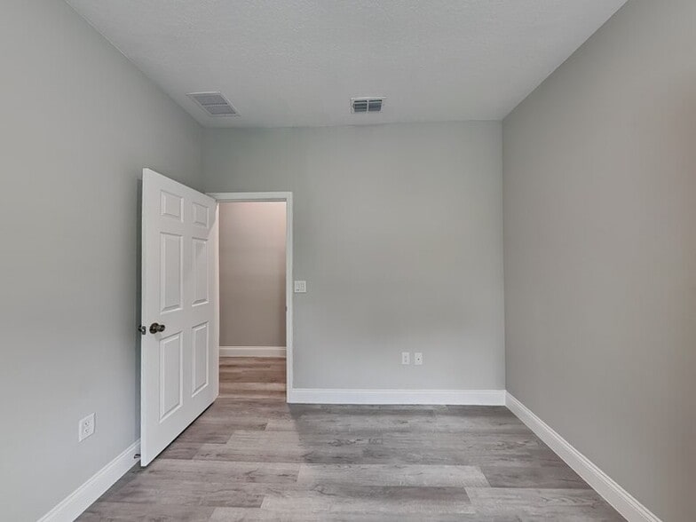 Building Photo - 11581 N Kenlake Cir