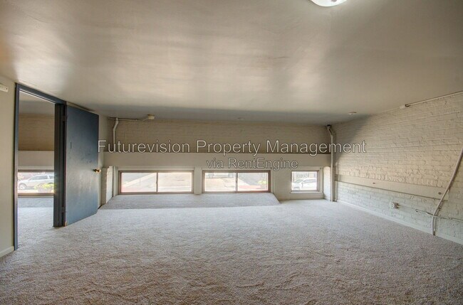 Building Photo - 527 N Chicago St