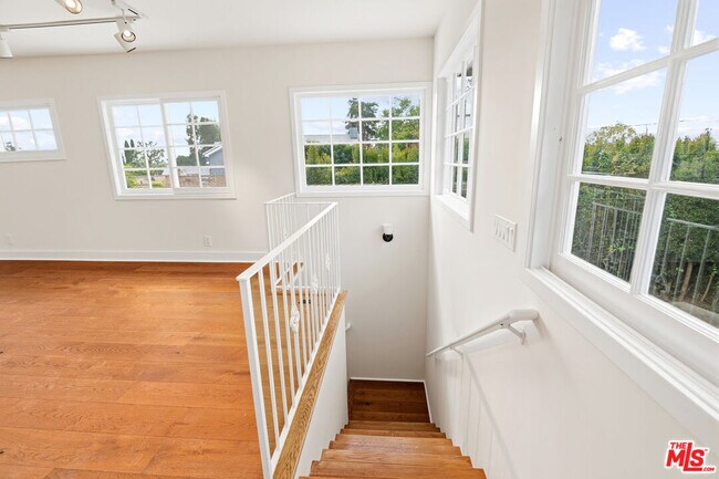 Building Photo - 10309 La Grange Ave