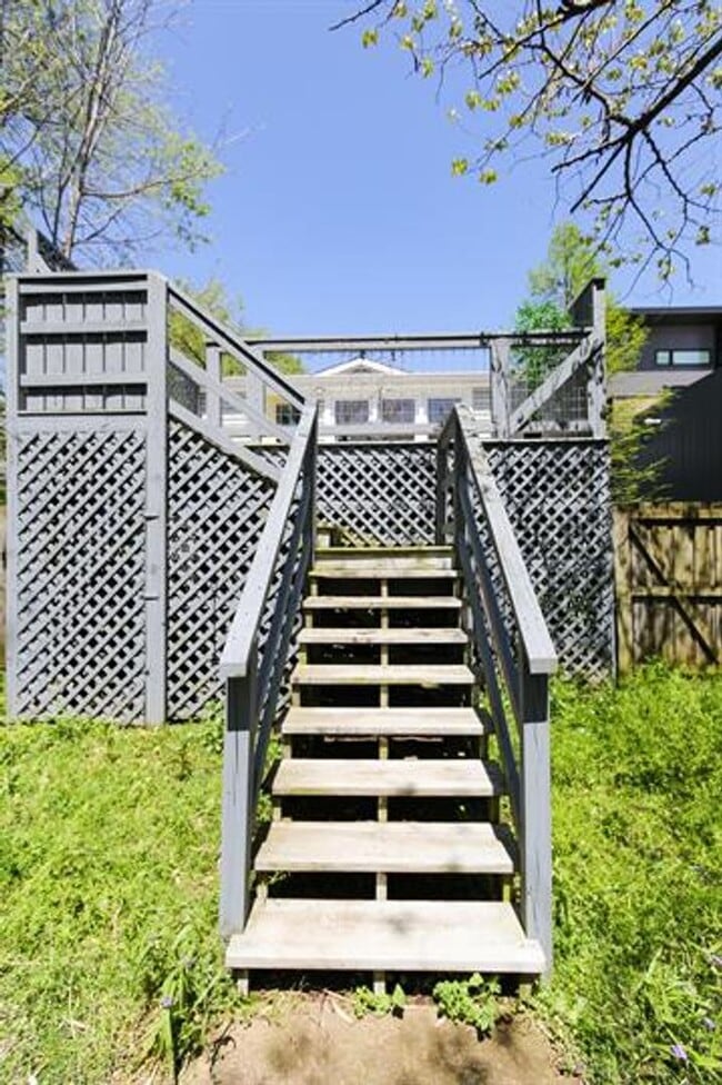 Building Photo - Quiet and quaint, this East Fayetteville cottage is one of a kind!